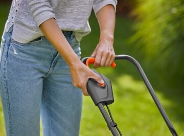 Gardena 14630-20 Akülü Çim Biçme Makinesi PowerMax 30/18V P4A Set